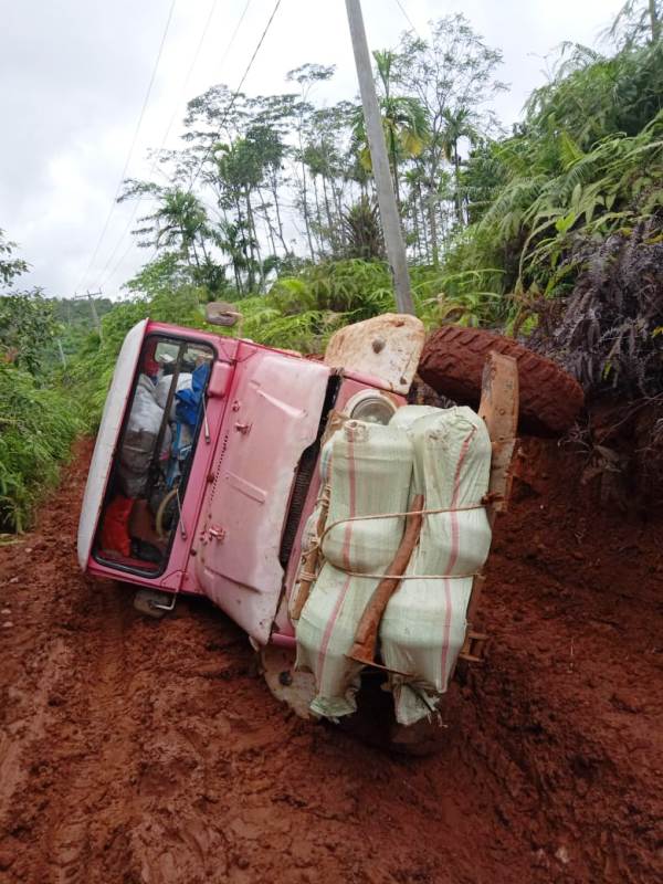 Jalan Berlumpur, Warga Padang Capo Kesulitan Beraktifitas