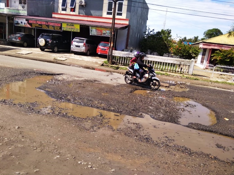 Pengendara Diminta Hati-Hati, Jalan Rusak Parah, Butuh Perbaikan Segera