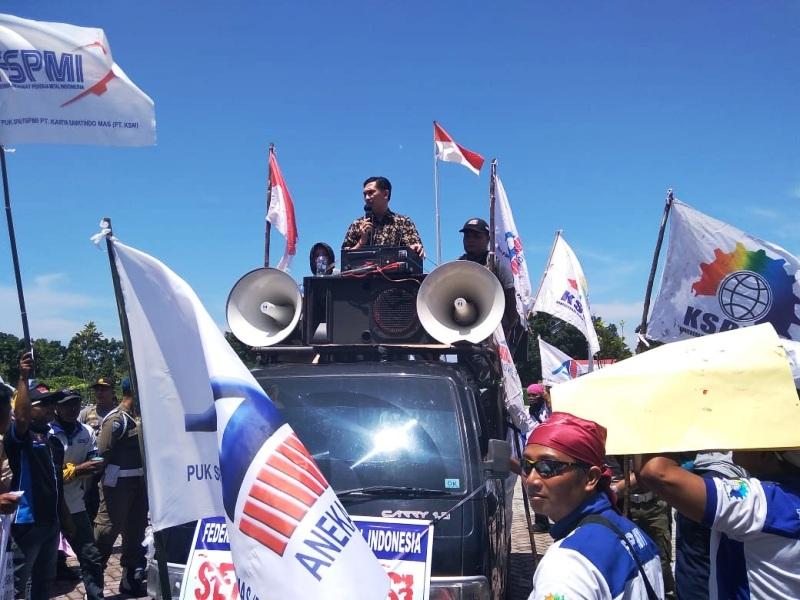 Takut Hak-Hak Dihilangkan,  Buruh Demo di Kantor Dewan