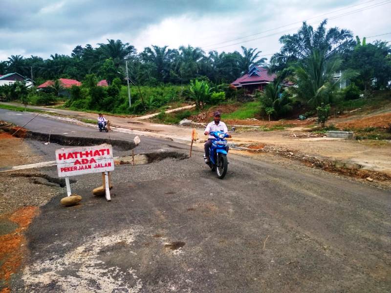 Jalan Menuju Kompleks Rumah Dinas Amblas