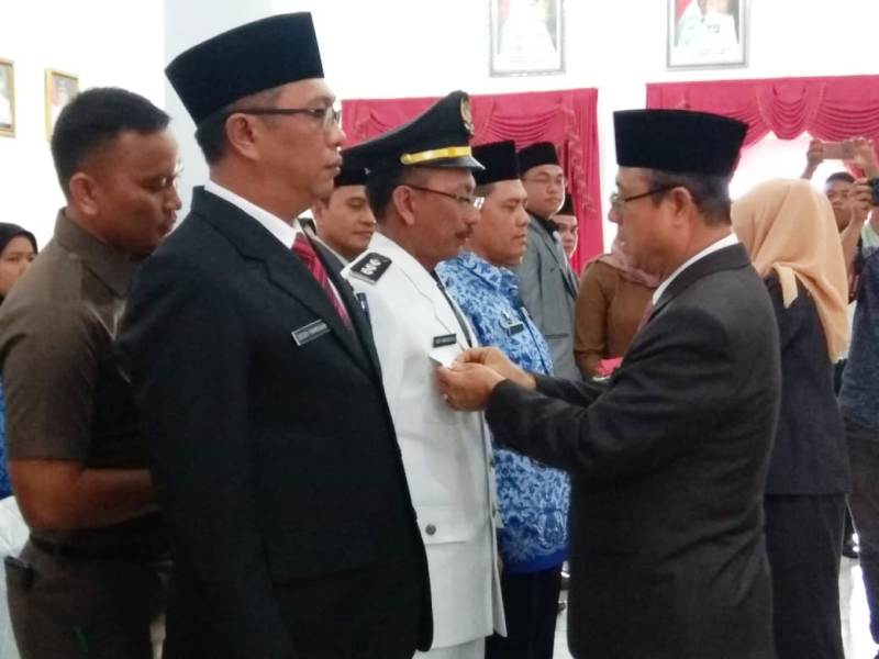 Jurus Jitu Mempertahankan Jabatan, Dari Salaman Hingga Cium Tangan