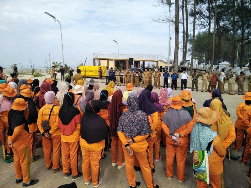 Wawali Bersama 500 Personel Pasukan Kuning Bersihkan Pantai Panjang 