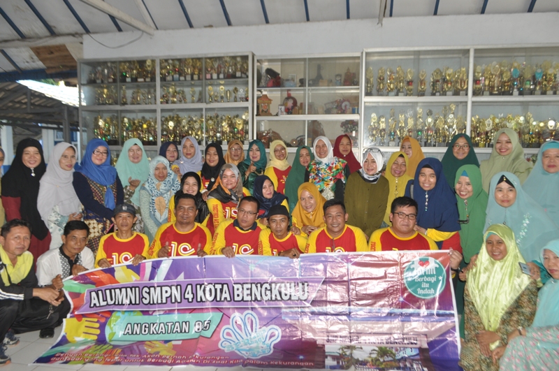 Alumni SMPN 4 Kota Bengkulu Berbagi ke Sekolahnya