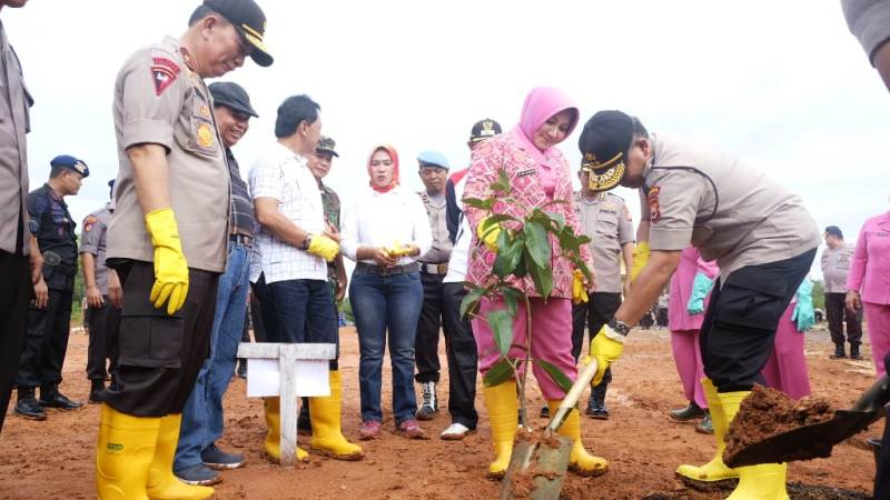 Kapolda & Bupati Benteng Lakukan Penghijauan