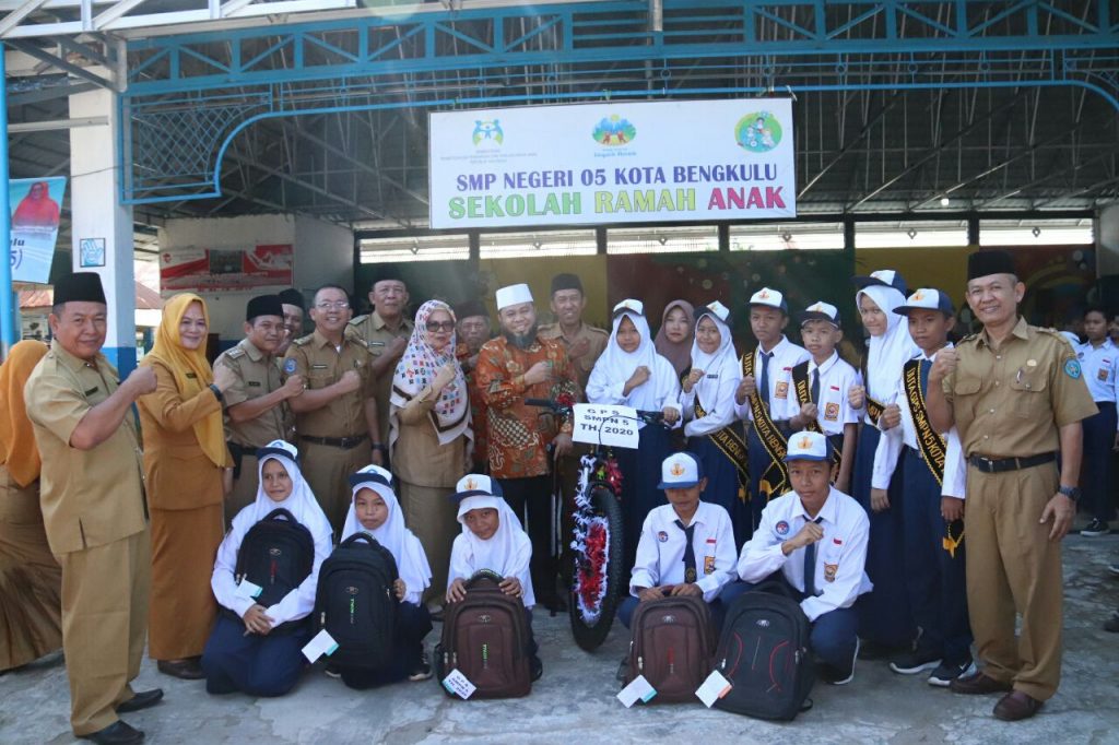 Siswi SMPN 5 Diberikan Hadiah Satu Unit Sepeda