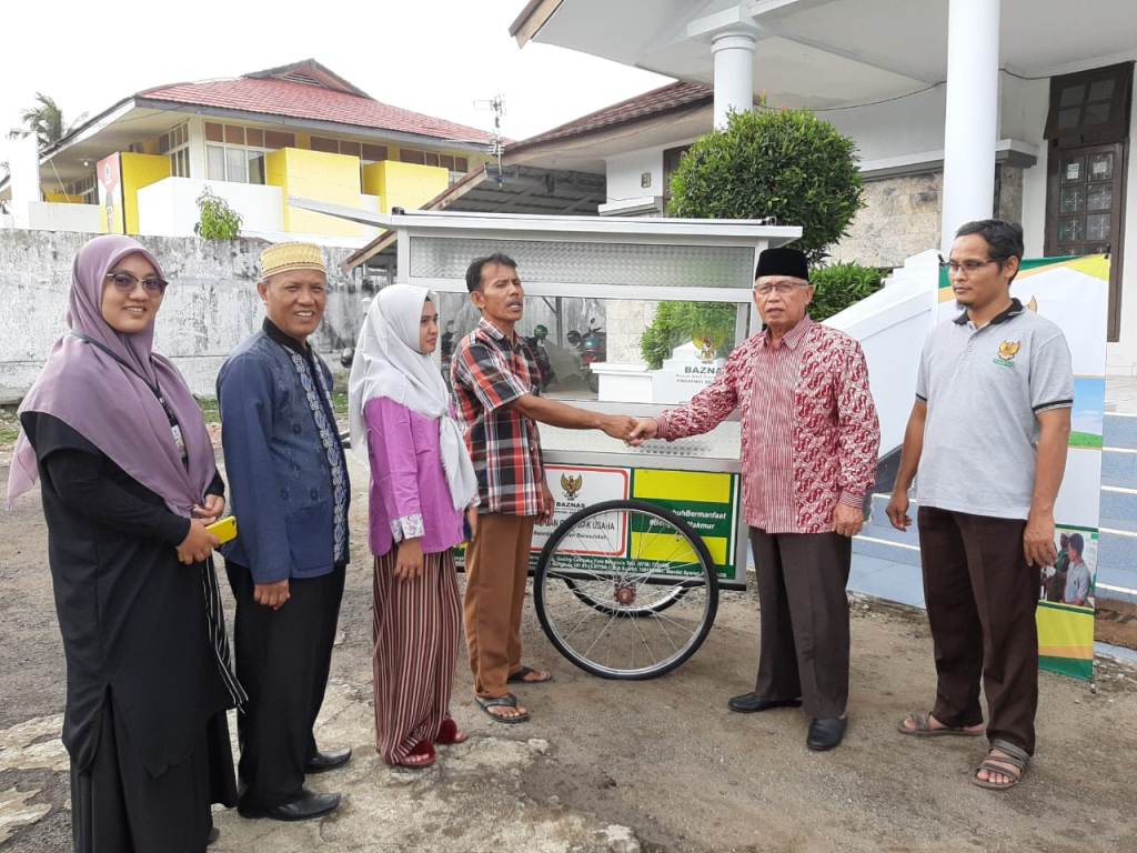 Baznas Provinsi Beri Bantuan Gerobak ke Penjual Es Dawet