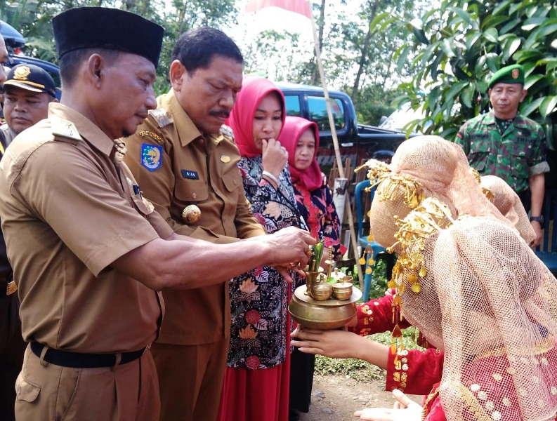 HUT ke-7 Arma Jaya, Bupati Ir.Mian Berbaur dan Hadiahkan Dua Arjoli Pada Tokoh Arma Jaya