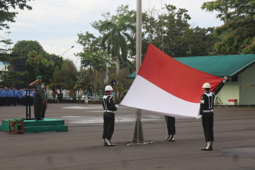 Danrem 041/Gamas Pimpin Upacara Pengibaran Bendera Bulanan