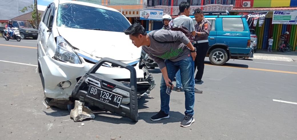 Lepas Kendali, Avanza Seruduk Rumah Warga