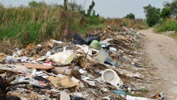 Sampah TPA Air Sebakul Meluap Hingga ke Jalan