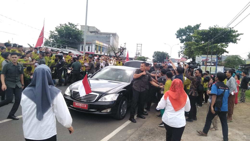 Jokowi Sempat Berhenti Depan MTsN 1 dan Man 1 Model Bagikan Kaos ke Siswa