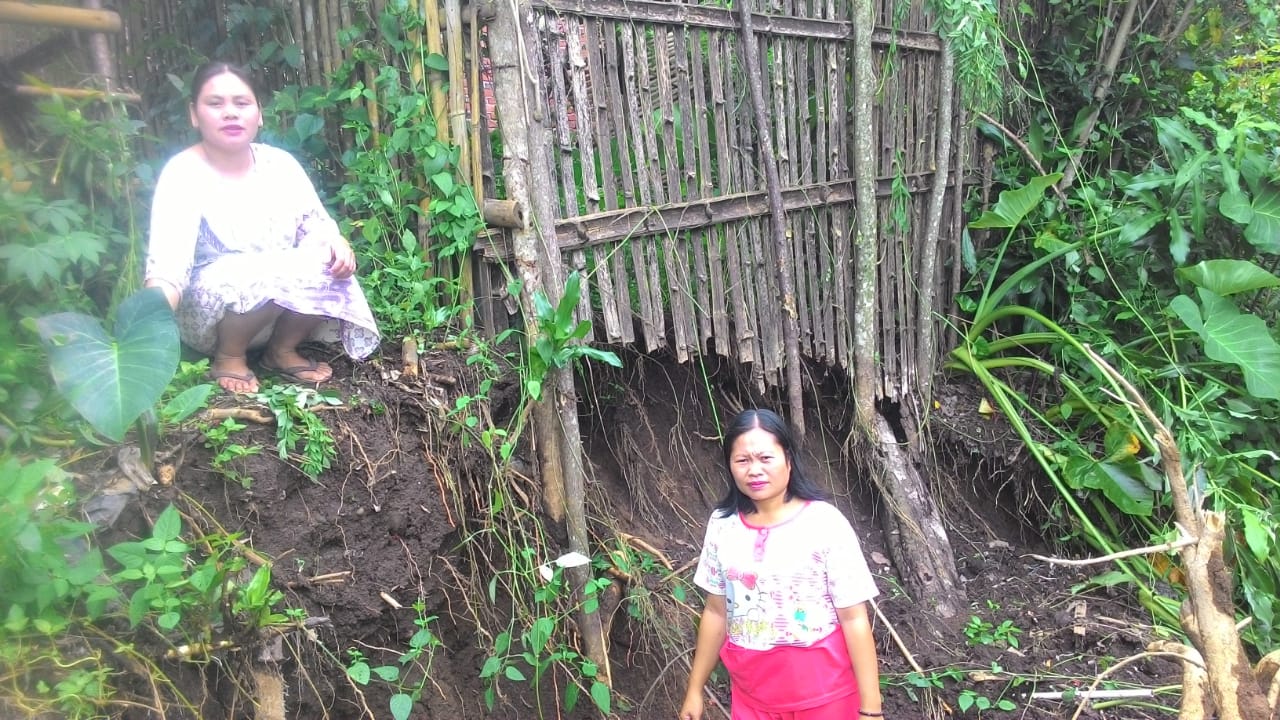 Longsor Ancam Rumah Warga Padang Lekat