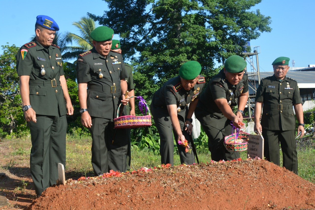 74 Tahun Korem 041/Gamas, Danrem Ziarah Ke Makam Pahlawan