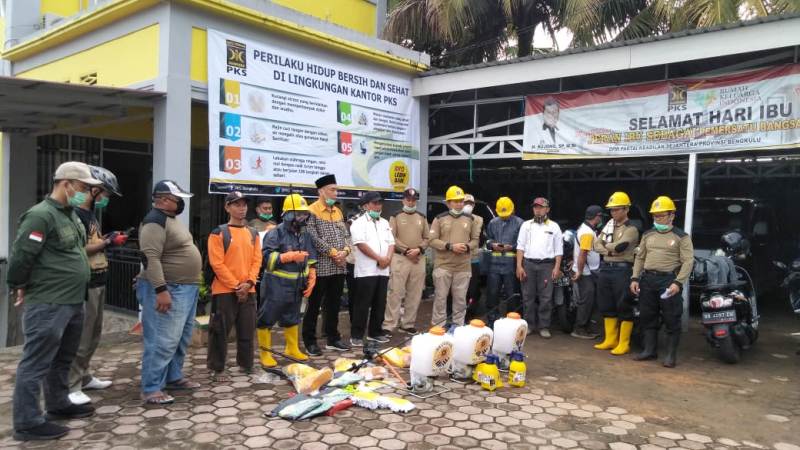 Pertahankan Zona Hijau Covid -19, PKS Bengkulu Semprot Rumah Ibadah