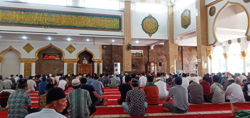 Patuhi Instruksi Pemerintah, Jamaah Salat Jumat ke Masjid Mulai Sepi