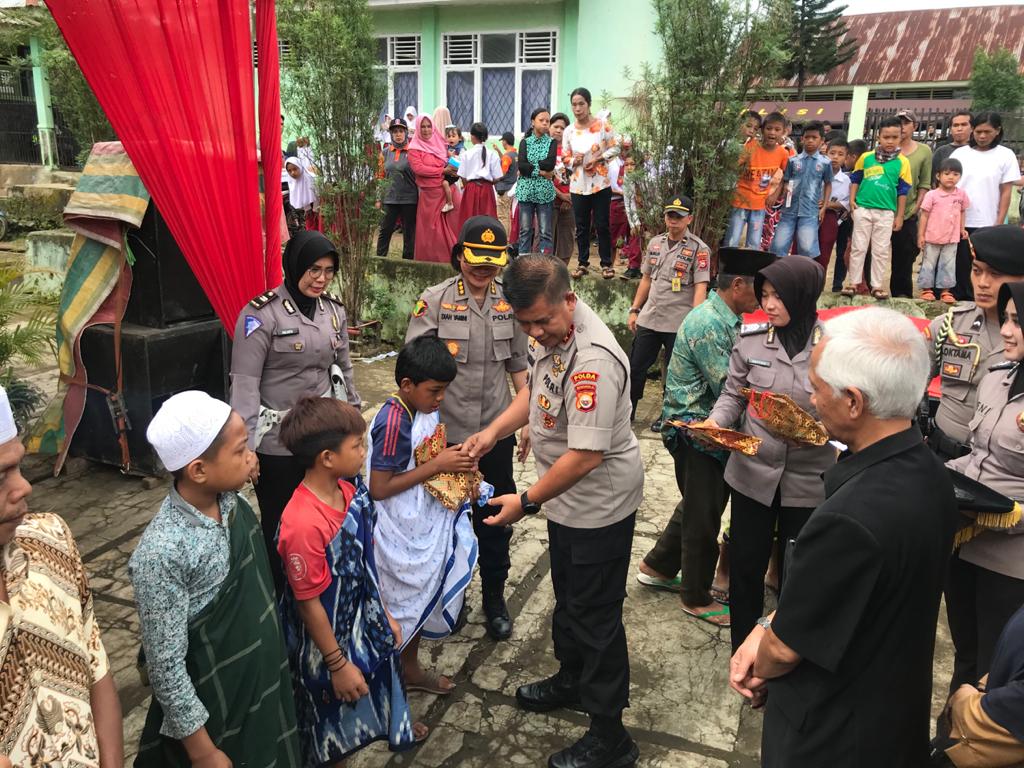 Masyarakat RL Antusias Sambut Baksos Polri Peduli, Polri Berbagi