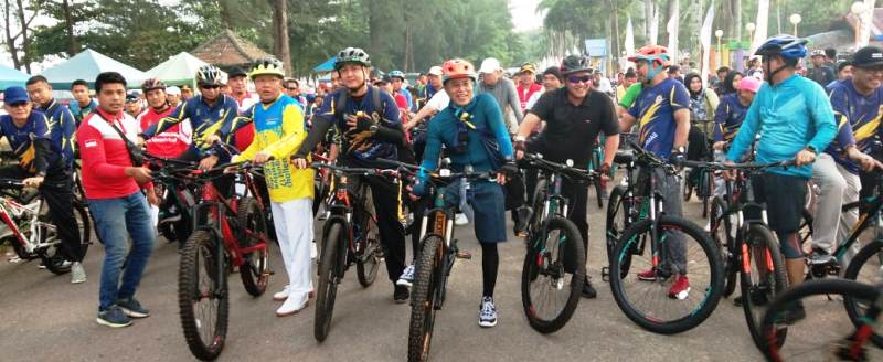 Gubernur Rohidin Fun Bike Kelilingi Kota Manna