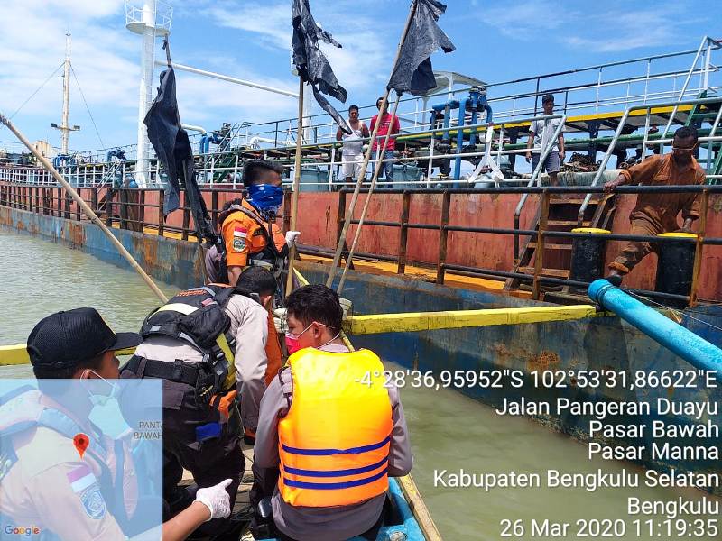 Kapal Sumber Mitra Kencana 1 Jakarta, Mendarat Darurat di Pantai Pasar Bawah