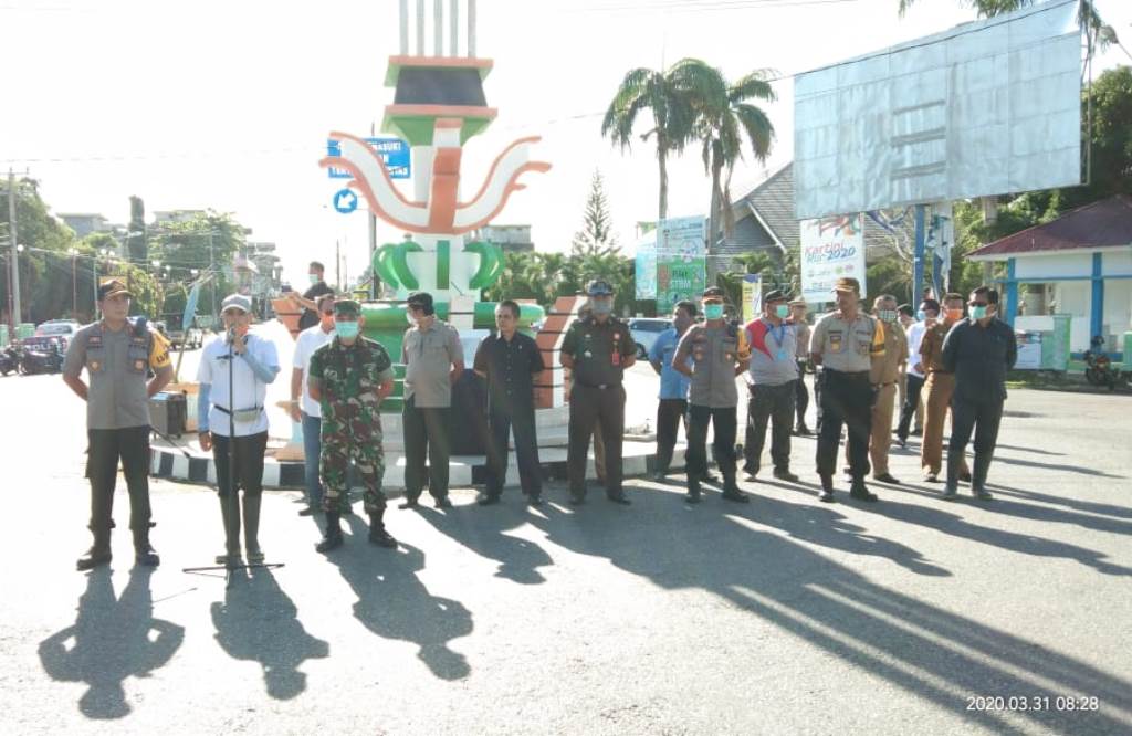 Seluruh Jalan Protokol Kota Manna Disemprot Disinfektan