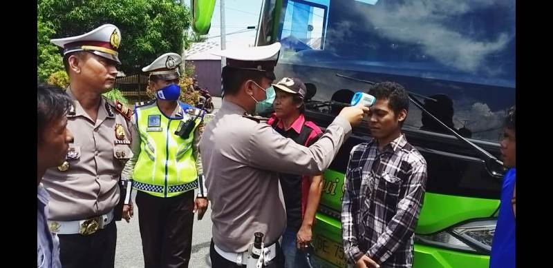 Satlantas Polres BS Cek Suhu Tubuh Supir, Agen dan Penumpang Bus PO SAN