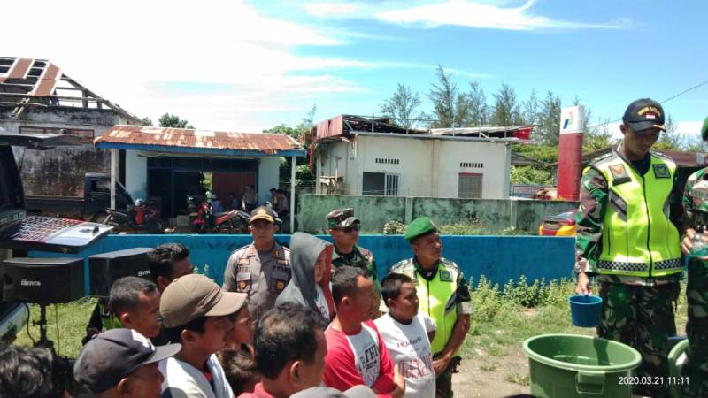 TNI, Polri, Satpol PP Sosialisasi Cuci Tangan dan Pemeriksaan Suhu Tubuh