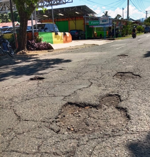 Berlubang, Jalan Rama Agung – Gunung Agung Sering Laka