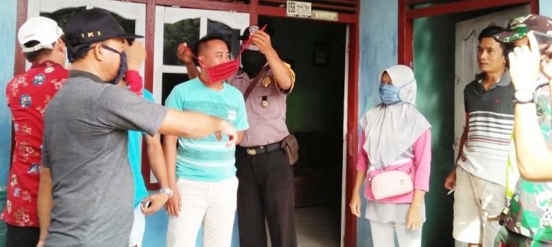 Desa Pasar Tebat Bagikan Masker ke Warga dan Pengguna Jalan