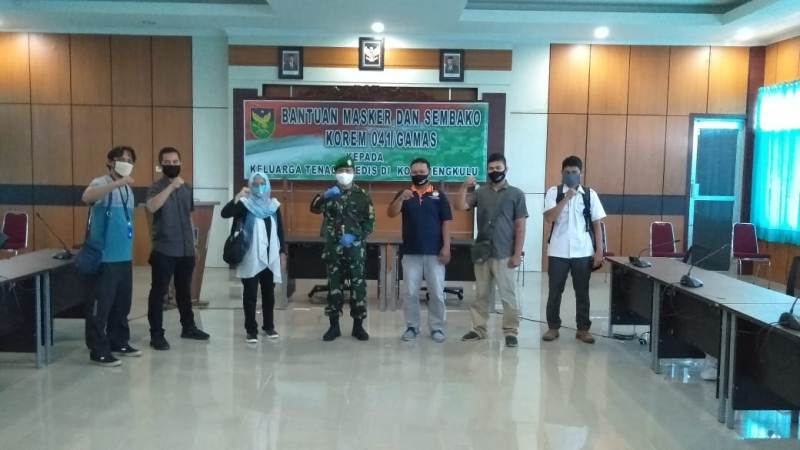 Peduli Tim Medis dan Wartawan, Danrem Berikan Bantuan Sembako Plus Masker