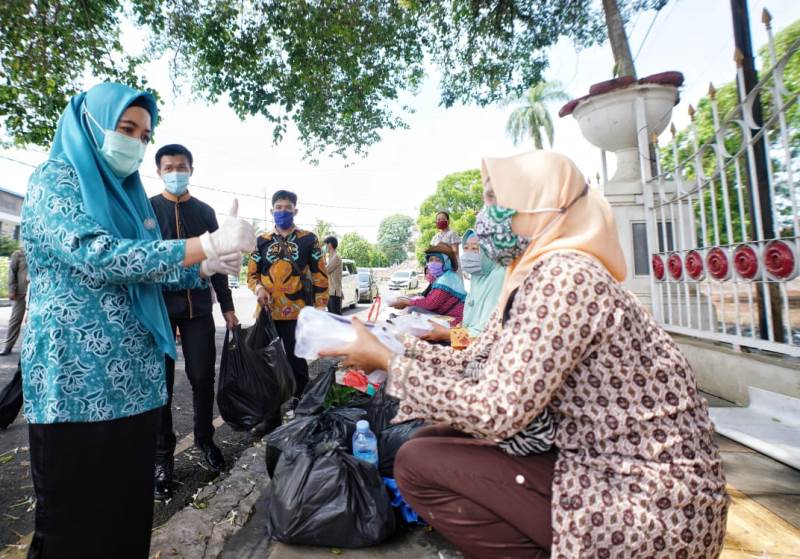 Derta Rohidin Peduli, Salurkan Zakat Kepada Pedagang Pasar Panorama