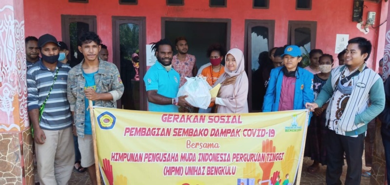 Hipmi PT Unihaz Bengkulu Bagikan Paket Sembako pada Mahasiswa Papua