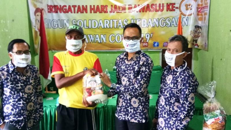 Bawaslu Kepahiang Bagi Sembako Gratis