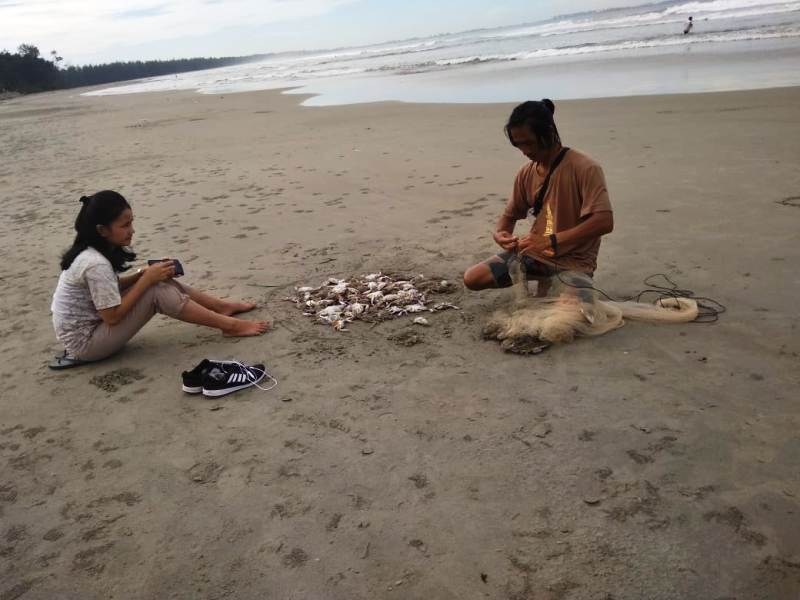 Masyarakat Asyik Berburu Kepiting Rajungan di Pantai Panjang