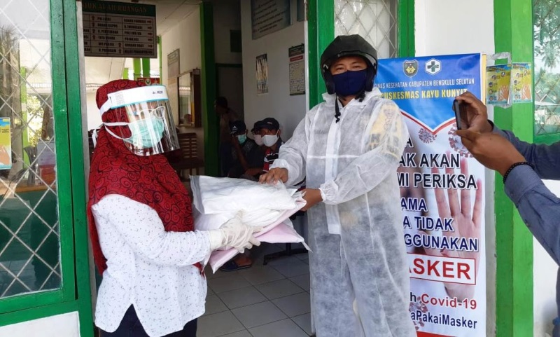 Bripka Suharno Sumbang Delapan APD untuk Tenaga Medis Puskesmas Kayu Kunyit