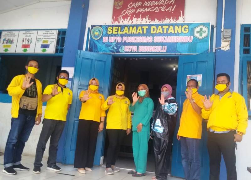 Puskesmas Masih Minim APD, Golkar Kota Bagikan Masker