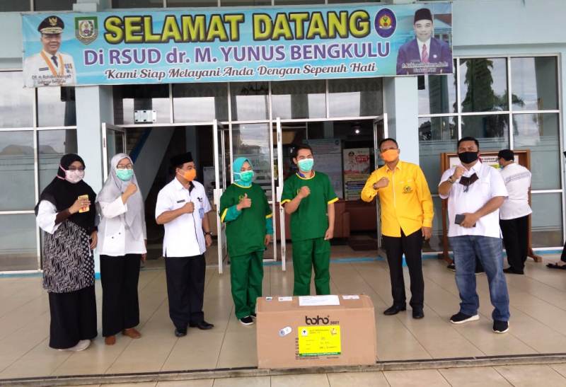 Golkar Serahkan 100 Hazmat dan 66 Pakaian Medis Untuk Operasi