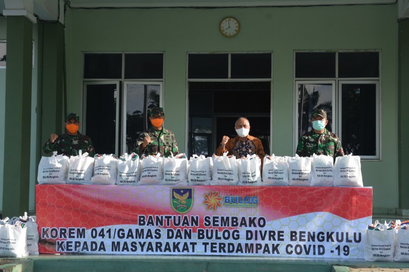 Danrem Salurkan Sembako Bagi Warga Terdampak Covid-19