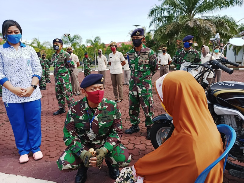 Lanal Bengkulu Bagikan Ratusan Sembako