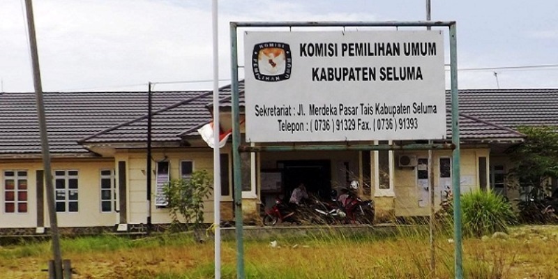 Ratusan Massa Serang KPU