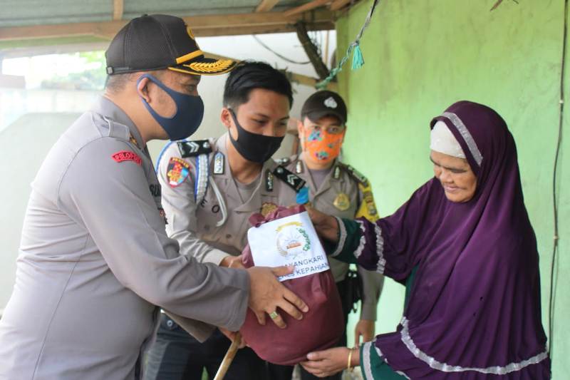 Polres Kepahiang Bagi Sembako