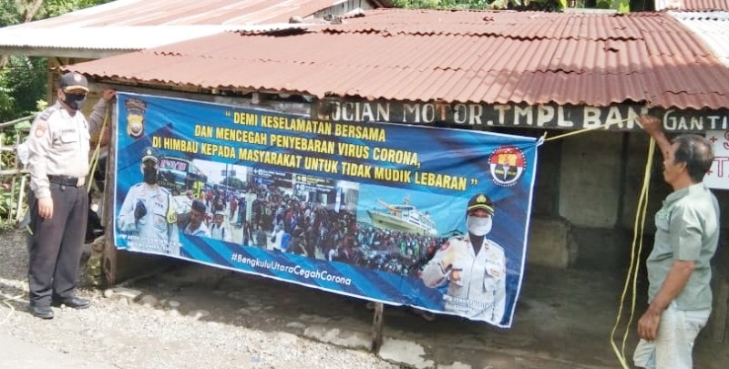 Polsek Lais Semprot Disinfektan dan Sampaikan Imbauan