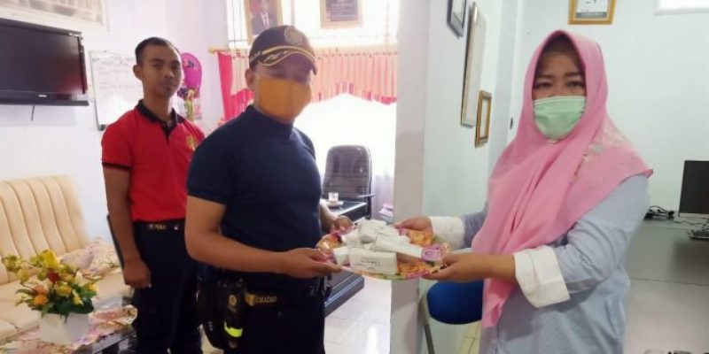 Pemkot Bengkulu Bagikan Masker dan Vitamin C