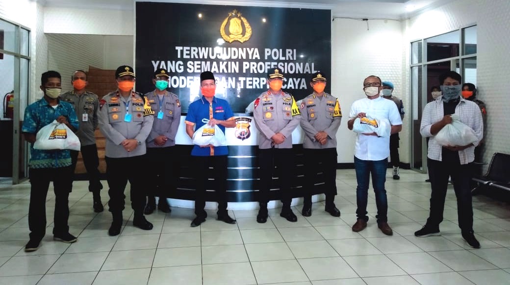 Kapolda Salurkan 300 Paket Bantuan untuk Wartawan Online