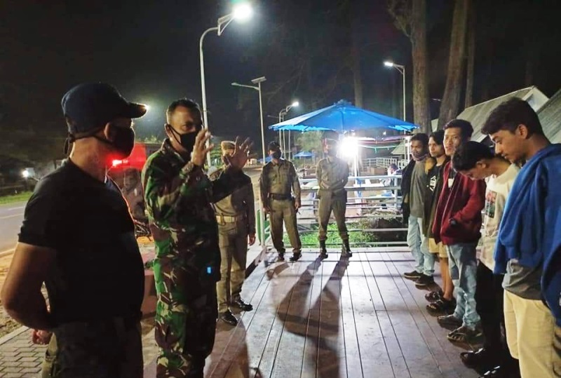 Satpol-PP, TNI dan Polri Bubarkan Kerumunan di Taman Pasir Putih