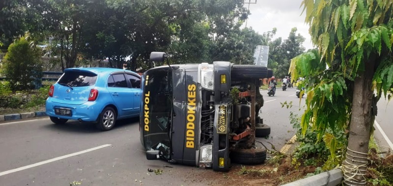 Mobil Biddokes Tabrak Tiang