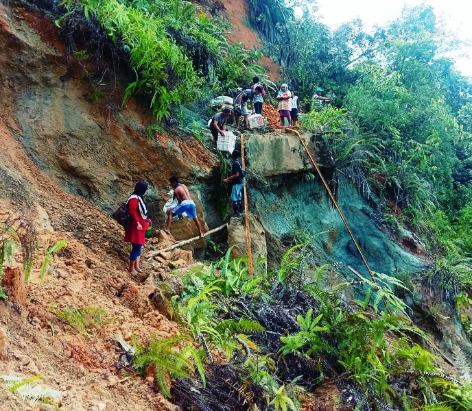 Rel Molek Longsor, Warga Desa Lebong Tandai Terisolir