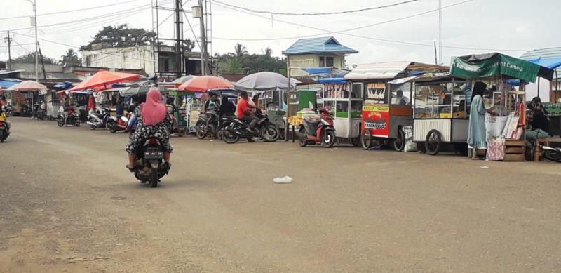 Dampak Covid-19, Pedagang Takjil Mengeluh, Pasar Desa Giri Kencana Sepi Pembeli