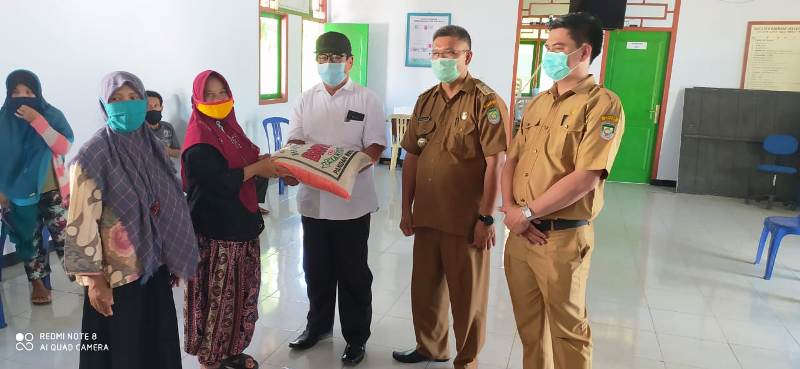 Wabup Beri Bantuan 8 Warga Diisolasi Terdampak Covid 19