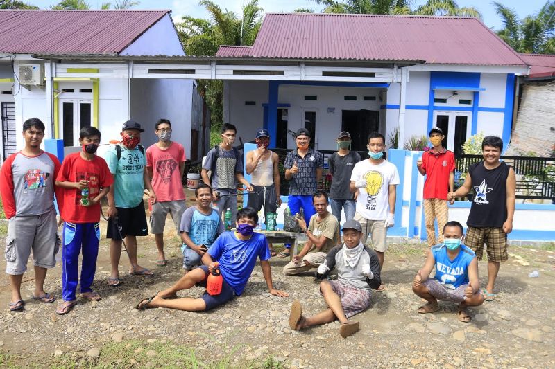 Di Rumah Saja, Warga Royal Residen, Bumi Ayu  Semprot Rumah