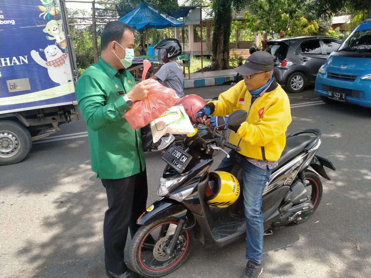 H. Ariyono ‘Cegat’ Pemulung, Ojol, Supir Angkot dan Petugas Parkir