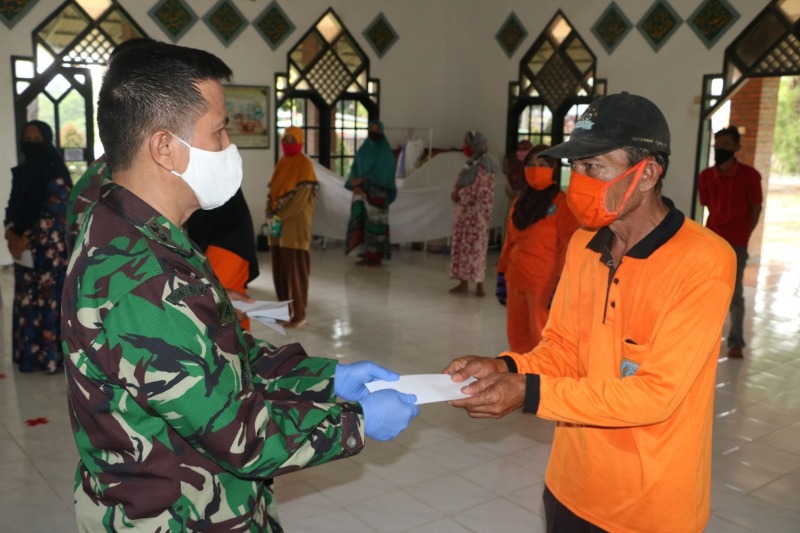 Danrem Salurkan Zakat Fitrah Korem 041/Gamas pada Mustahik